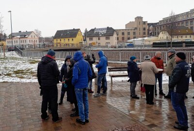 Schlusspunkt unter Großbaustelle: Brücke in Flöha endlich fertiggestellt - Trotz Regens kamen zahlreiche Bürgerinnen und Bürger zur offiziellen Einweihung. Foto: Knut Berger