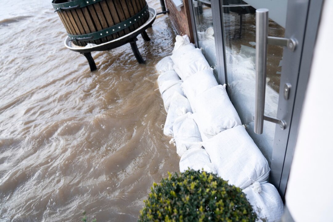Schmelzwasser und Dauerregen: Was im Schadensfall hilft - Bei Schäden am Haus durch Hochwasser greift die Elementarschadenversicherung.