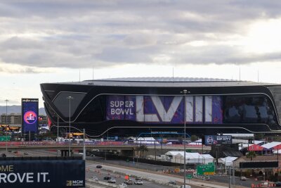 Schmiso zum Super Bowl: "Nichts ist so groß und shiny wie die NFL" - Der Super Bowl LVIII wird im Allegiant Stadium in Las Vegas ausgetragen, dort finden 65.000 Fans Platz. Für Florian Schmidt-Sommerfeld ist es nicht nur der erste Super Bowl, sondern auch das erste Mal in den Vereinigten Staaten.