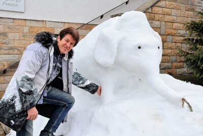 Schnee-Elefant erfreut nicht nur die Kinder - Joachim Wolff ist auf den verschiedensten Gebieten kreativ. Foto: I. Ruck