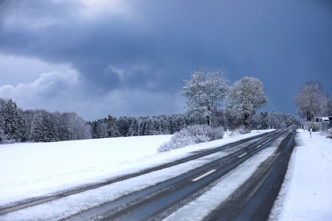 Schnee in Süddeutschland: Bis zu zehn Zentimetern gemessen - Auf der Schwäbischen Alb hat es über Nacht geschneit - ab 700 Metern blieb der Schnee sogar liegen.