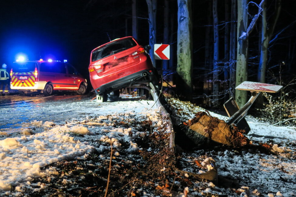 Schnee und Glätte sorgen für weitere Unfälle - Im Erzgebirge sorgten die Glättebedingungen für weitere Unfälle.