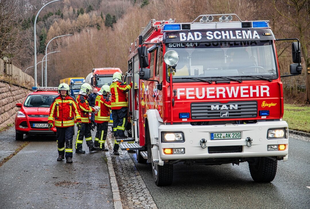 Schneeberg: Defekt an der Bremse löst Brand an LKW-Anhänger aus - Defekte Bremse löst Brand an einem LKW-Anhänger in Schneeberg aus. Foto: Niko Mutschmann