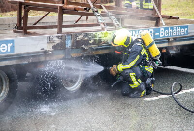 Schneeberg: Defekt an der Bremse löst Brand an LKW-Anhänger aus - Defekte Bremse löst Brand an einem LKW-Anhänger in Schneeberg aus. Foto: Niko Mutschmann