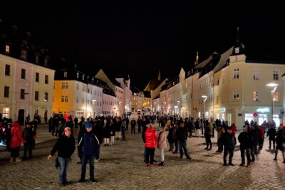 Schneeberg: Demo zu Beginn mit 500 Teilnehmern gestartet - In Schneeberg startete am Sonntagabend gegen 18 Uhr eine Demo mit zirka 500 Teilnehmern.