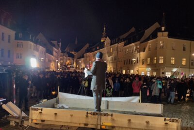 Schneeberg: Demo zu Beginn mit 500 Teilnehmern gestartet - In Schneeberg startete am Sonntagabend gegen 18 Uhr eine Demo mit zirka 500 Teilnehmern.
