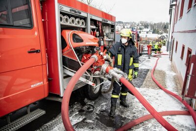 Schneeberg: Flammen verschlingen Mülltonnen-Unterstand - Schneeberg - Mülltonnen Unterstand an Schuppen abgebrannt. Foto: Niko Mutschmann