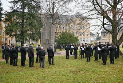 Schneeberg: Gedenken der Opfer beider Weltkriege - Am Ehrenmal in Schneeberg hat es zum Volkstrauertag eine Kranzniederlegung gegeben. Foto: Ramona Schwabe