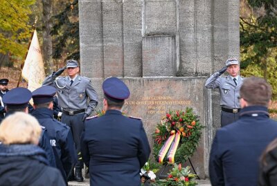 Schneeberg: Gedenken der Opfer beider Weltkriege - Am Ehrenmal in Schneeberg hat es zum Volkstrauertag eine Kranzniederlegung gegeben. Foto: Ramona Schwabe