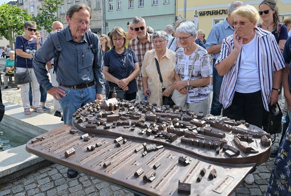 Schneeberg hat jetzt ein Stadtmodell aus Bronze - Das Stadtmodell von Schneeberg zieht die Blicke auf sich. Foto: Ralf Wendland