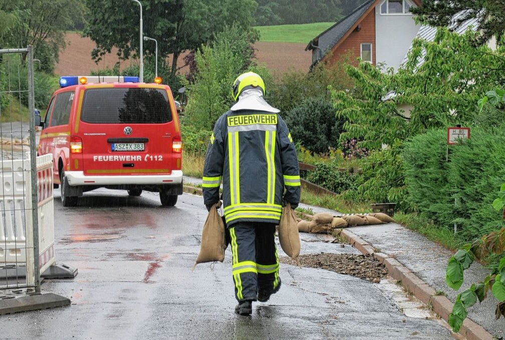 Schneeberg: Wasser droht in Häuser zu fließen - Gegen 12.15 Uhr wurde die Feuerwehr Schneeberg Griesbach nach Schneeberg in die Filzteichstraße gerufen. Foto: Niko Mutschmann