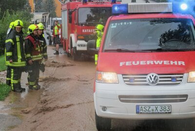 Schneeberg: Wasser droht in Häuser zu fließen - Gegen 12.15 Uhr wurde die Feuerwehr Schneeberg Griesbach nach Schneeberg in die Filzteichstraße gerufen. Foto: Niko Mutschmann