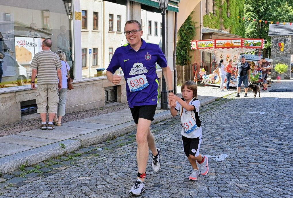 Schneeberg: Wings for Life World Run auch via App möglich - Alexander Krauß zieht privat auch gern einmal die Laufschuhe an - hier mit Tochter Sophia 2019 beim Edelweißlauf in Schwarzenberg. Foto: Ralf Wendland