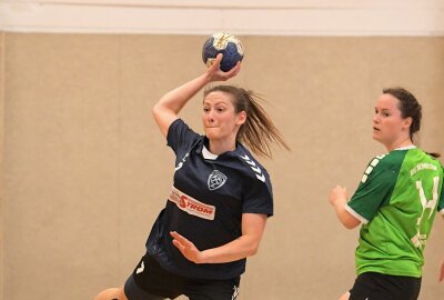Die Handballerinnen des SV Schneeberg - am Ball Melanie Martin - haben gegen die HSG Rückmarsdorf gewonnen und jetzt empfangen sie den MSV Dresden. Foto: Ralf Wendland