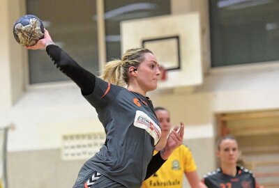 Schneeberger Handballerinnen holen Heimsieg - Die Schneebergerinnen - am Ball Lisa Helbig - haben zuhause gegen Markranstädt gewonnen. Foto: Ralf Wendland