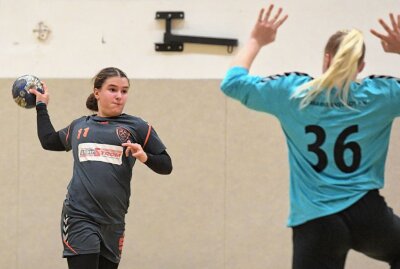 Schneeberger Handballerinnen holen Heimsieg - Die Schneebergerinnen - am Ball Justine Ach - haben zuhause gegen Markranstädt gewonnen. Foto: Ralf Wendland
