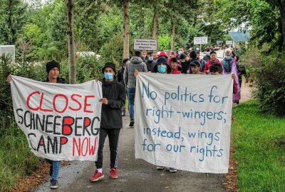 Schneeberger Heimbewohner demonstrieren gegen Unterbringung - Schneeberger Heimbewohner demonstrieren gegen Unterbringung. Foto: Niko Mutschmann
