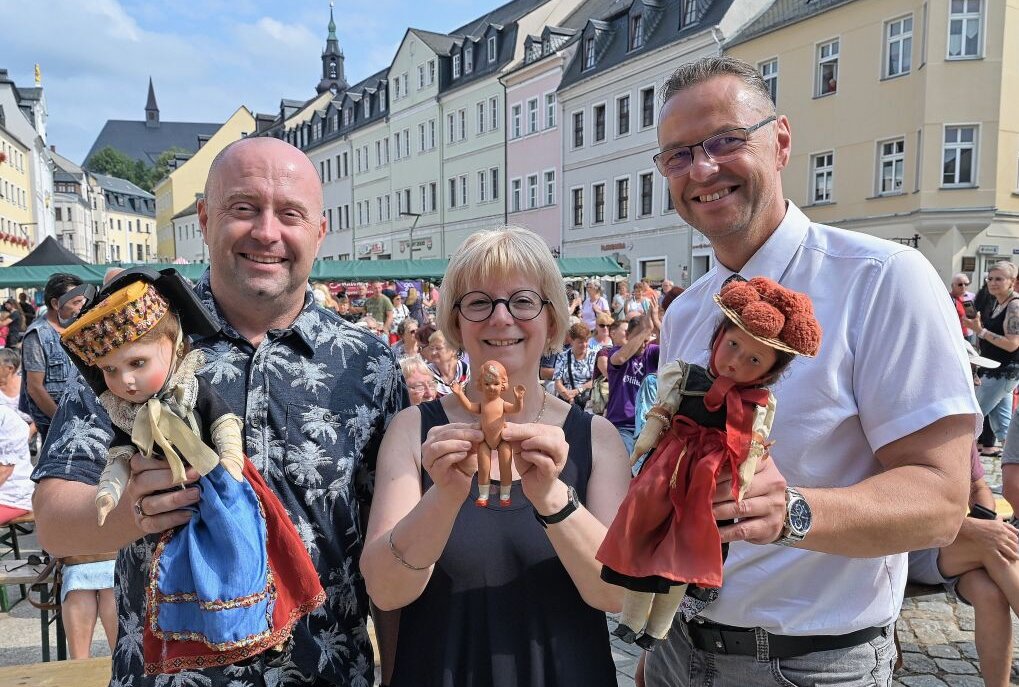 Schneeberger Puppen stehen im Fokus - Bei der Bürgermeisterwette (v.li.) Achim Paulin Pechstein, Silke Riedel und Bürgermeister Ingo Seifert. Foto: Ralf Wendland