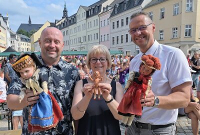 Schneeberger Puppen stehen im Fokus - Bei der Bürgermeisterwette (v.li.) Achim Paulin Pechstein, Silke Riedel und Bürgermeister Ingo Seifert. Foto: Ralf Wendland