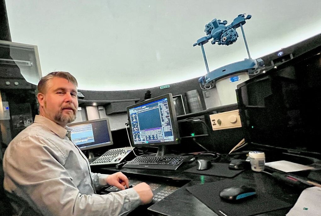 Mike Behnke vom Team der Sternwarte in Schneeberg im Planetarium, wie die Vorträge laufen. Foto: Ralf Wendland