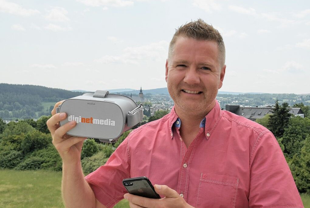 Schneeberger Unternehmen hat 360-Grad-Filme zur Vorstellung von Berufsbildern gedreht - Andreas Weigel, Geschäftsführer von Diginetmedia, mit einer VR-Brille mit der 360-Grad-Filme zur Vorstellung von Berufsbildern angesehen werden können. Foto: Ralf Wendland
