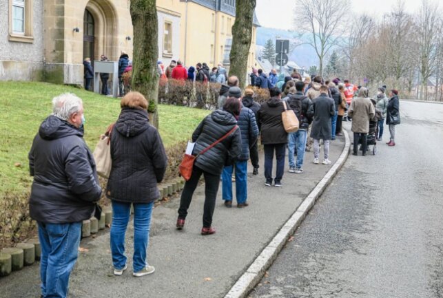 Menschen in der Warteschlange für eine Impfung. Foto: Niko Mutschmann 