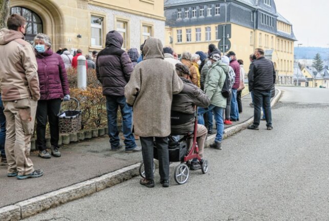 Menschen in der Warteschlange für eine Corona-Impfung. Foto: Niko Mutschmann 