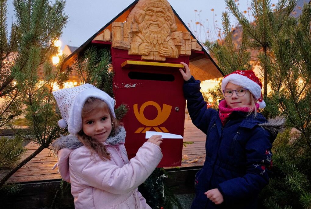 Schneeberger Weihnachtspostamt bis Freitag geöffnet - Die 5-jährige Marina Engelhardt und die 9-jährige Celine Engelhardt aus Schneeberg haben ihre Wunschzettel schon in den Briefkasten geworfen. Foto: Ralf Wendland