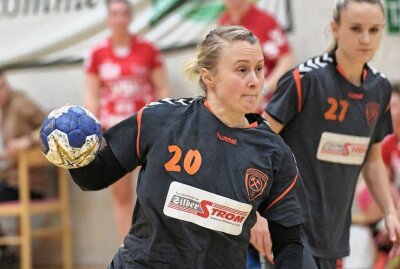 Schneebergerinnen weiter Tabellenführer - Handballerinnen des SV Schneeberg - am Ball Romy Kolbe - haben zuhause gegen Schlusslicht Hoyerswerda souverän gewonnen. Foto: Ralf Wendland