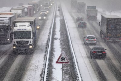 Schneechaos: 50 Kilometer langer Stau auf der A4 - Wintereinbruch sorgt für Verkehrschaos auf der A4. Foto: B&S