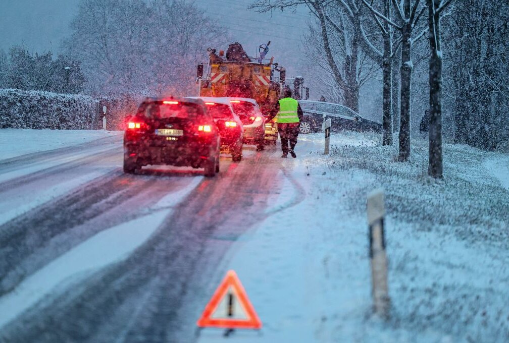 Schneechaos führt zu Unfall mit drei Fahrzeugen: Vier Verletzte - Der erste richtige Schnee am 2. Dezember 2022 führt zu Verkehrschaos. Foto: Andreas Kretschel