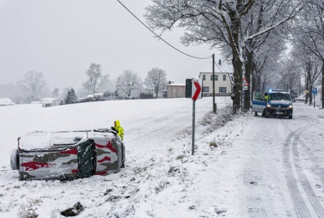 Im Neuensalzener Ortsteil Thoßfell überschlug sich eine Suzuki-Fahrerin auf der Bundesstraße 173. Foto: B&S