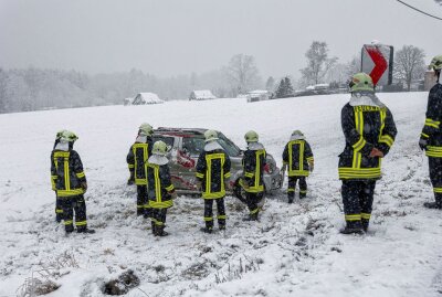 Schneechaos im Vogtland: Geländewagen fliegt aus Kurve und überschlägt sich - Im Neuensalzener Ortsteil Thoßfell überschlug sich eine Suzuki-Fahrerin auf der Bundesstraße 173. Foto: B&S