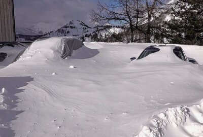 Schneechaos in Österreich: Autos sind komplett eingeschneit - Nach dem großen Schneechaos in den Alpen beginnt vielerorts das Schippen. Foto: Bernd März