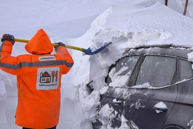 Schneechaos in Österreich: Autos sind komplett eingeschneit - Nach dem großen Schneechaos in den Alpen beginnt vielerorts das Schippen. Foto: Bernd März