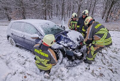 Schneefall führt zu Unfall mit drei Fahrzeugen auf der B180 - Der erste richtige Schnee am 2. Dezember 2022 führt zu Verkehrschaos. Foto: Andreas Kretschel