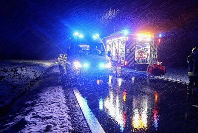 Schneefall im Erzgebirge: Erste Lastkraftwagen bleiben stecken - Schneefall im Erzgebirge. Foto: André März