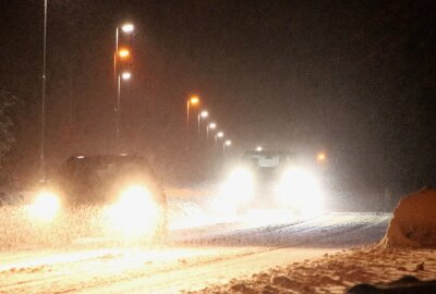 Schneefall im Erzgebirge: Erste Lastkraftwagen bleiben stecken - Der erste LKW ist im Erzgebirge stecken geblieben. Foto: André März