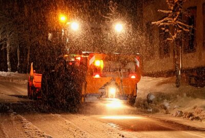 Schneefall im Erzgebirge: Erste Lastkraftwagen bleiben stecken - Der Winterdienst räumt im Erzgebirge den ersten Schnee. Foto: André März