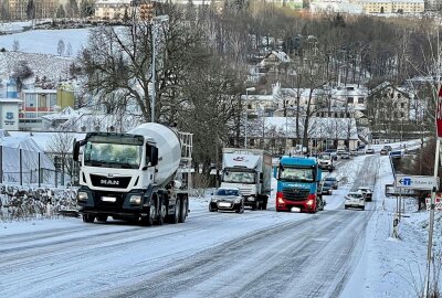 Schneefall im Erzgebirge führt vielerorts zu erheblichen Behinderungen - Die Fahrzeuge kommen nur vorsichtig voran. Foto: Daniel Unger