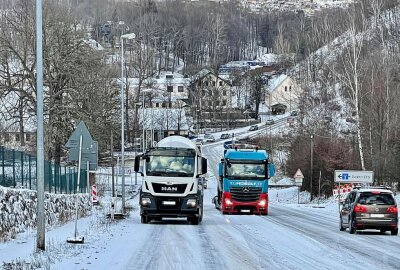 Schneefall im Erzgebirge führt vielerorts zu erheblichen Behinderungen - Die Fahrzeuge kommen nur vorsichtig voran. Foto: Daniel Unger