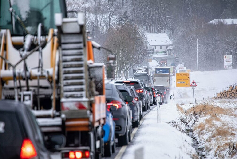 Im Erzgebirgskreis kam es heute durch Schneefall teils zu erheblichen Einschränkungen im Verkehr. Foto: B&S/Bernd März