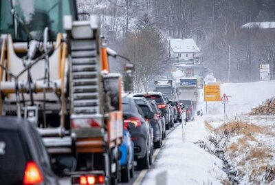 Schneefall sorgt für erhebliche Einschränkungen - Im Erzgebirgskreis kam es heute durch Schneefall teils zu erheblichen Einschränkungen im Verkehr. Foto: B&S/Bernd März