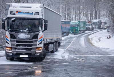 Schneefall sorgt für erhebliche Einschränkungen - Im Erzgebirgskreis kam es heute durch Schneefall teils zu erheblichen Einschränkungen im Verkehr. Foto: B&S/Bernd März