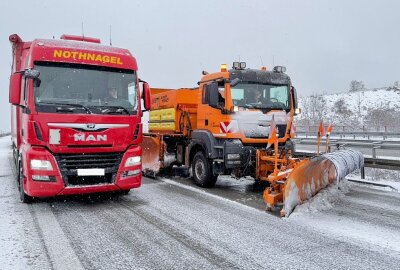 Schneefall sorgt für starke Verkehrsbehinderungen - Auf der A72 liegt aktuell eine Vollsperrung vor. Foto: Daniel Unger