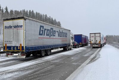 Schneefall sorgt für starke Verkehrsbehinderungen - Auf der A72 liegt aktuell eine Vollsperrung vor. Foto: Daniel Unger
