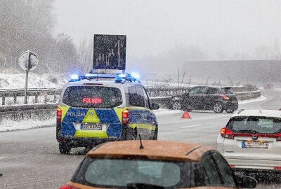 Schneefall sorgt für Unfall auf der A4 - Auf der A4 kam es zwischen Hohenstein-Ernstthal und Wüstenbrand zu einem Verkehrsunfall. Foto: Andreas Kretschel