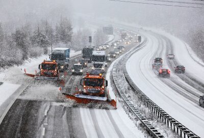 Schneefall sorgt für Unfall auf der A4 - Der Winterdienst ist pausenlos im Einsatz. Foto: Andreas Kretschel