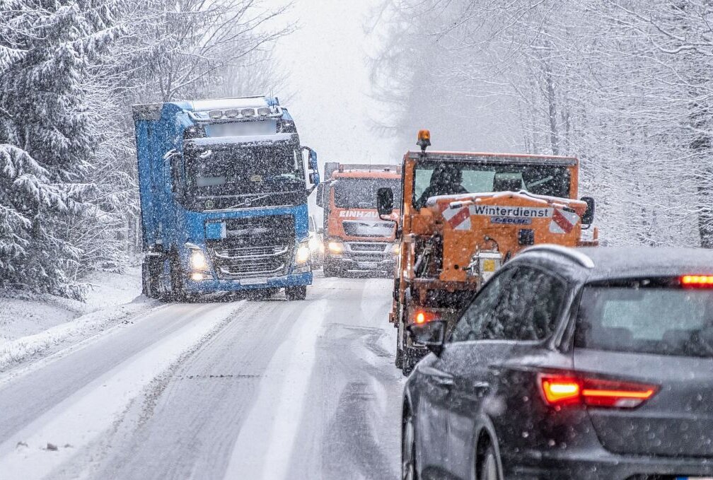 Schneefall sorgt für Verkehrsbehinderungen: Mehrere LKW bleiben liegen - Verkehrschaos auf der S260 / Geyrische Straße: Hier blieben mehrere LKW liegen. Foto: André März 