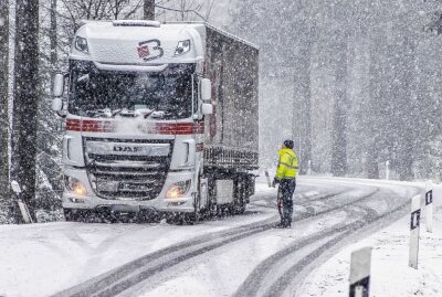 Schneefall sorgt für Verkehrsbehinderungen: Mehrere LKW bleiben liegen - Verkehrschaos auf der S260 / Geyrische Straße: Hier blieben mehrere LKW liegen. Foto: André März